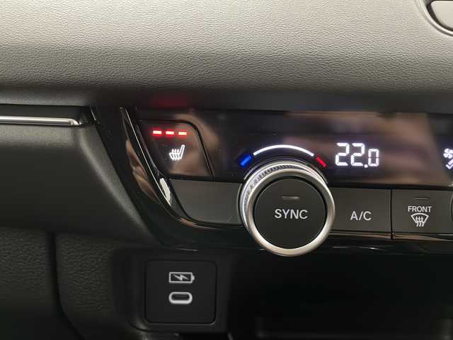 ホンダ ヴェゼル ハイブリッド e:HEV Z 長野県 2025(令7)年 0.1千km プラチナホワイトパール 4WD/ワンオーナー/HONDA SENSING/・路外逸脱抑制機能/・ブラインドスポットインフォメーション/・踏み間違い衝突軽減システム/・衝突軽減ブレーキ/・標識認識機能/・コーナーセンサー/W+サイドエアバッグ/カーテンエアバッグ/プッシュスタート/アイドリングストップ/追従機能付きクルコン/USB入力端子/電子パーキングブレーキ/オートホールド/ハーフレザーシート/D+N席シートヒーター/ドアミラーヒーター/フロントガラスヒーター/ステアリングヒーター/ステアリングスイッチ/パドルシフト/走行モード切替（ECON/NORMAL/SPORT）/ライト付きバニティミラー/LEDヘッドライト/オートライト/オートマチックハイビーム/純正18インチアルミホイール/保証書/取扱説明書/スペアキー×1