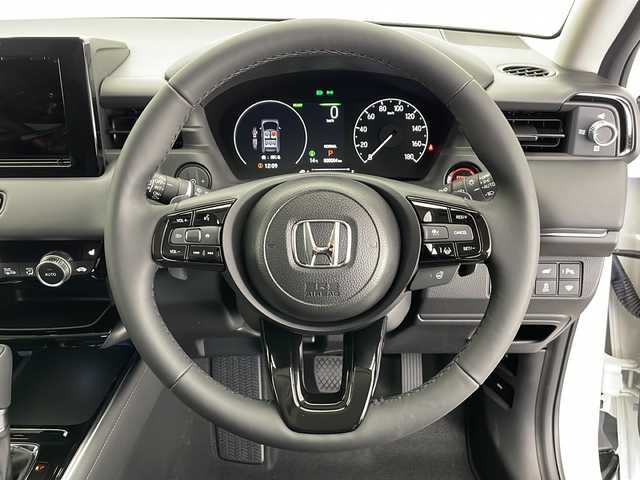 ホンダ ヴェゼル ハイブリッド e:HEV Z 長野県 2025(令7)年 0.1千km プラチナホワイトパール 4WD/ワンオーナー/HONDA SENSING/・路外逸脱抑制機能/・ブラインドスポットインフォメーション/・踏み間違い衝突軽減システム/・衝突軽減ブレーキ/・標識認識機能/・コーナーセンサー/W+サイドエアバッグ/カーテンエアバッグ/プッシュスタート/アイドリングストップ/追従機能付きクルコン/USB入力端子/電子パーキングブレーキ/オートホールド/ハーフレザーシート/D+N席シートヒーター/ドアミラーヒーター/フロントガラスヒーター/ステアリングヒーター/ステアリングスイッチ/パドルシフト/走行モード切替（ECON/NORMAL/SPORT）/ライト付きバニティミラー/LEDヘッドライト/オートライト/オートマチックハイビーム/純正18インチアルミホイール/保証書/取扱説明書/スペアキー×1