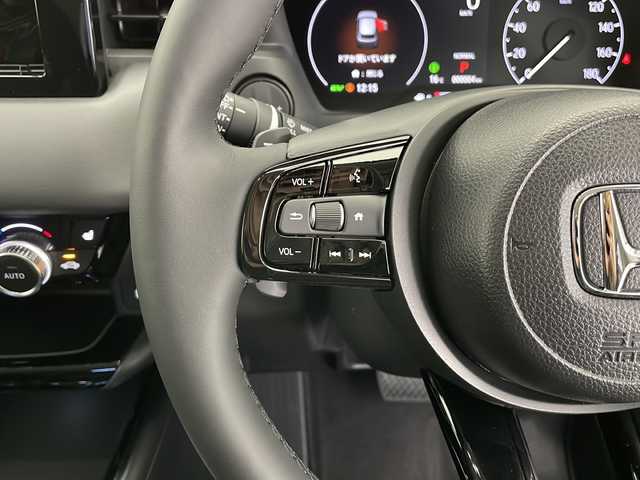 ホンダ ヴェゼル ハイブリッド e:HEV Z 長野県 2025(令7)年 0.1千km プラチナホワイトパール 4WD/ワンオーナー/HONDA SENSING/・路外逸脱抑制機能/・ブラインドスポットインフォメーション/・踏み間違い衝突軽減システム/・衝突軽減ブレーキ/・標識認識機能/・コーナーセンサー/W+サイドエアバッグ/カーテンエアバッグ/プッシュスタート/アイドリングストップ/追従機能付きクルコン/USB入力端子/電子パーキングブレーキ/オートホールド/ハーフレザーシート/D+N席シートヒーター/ドアミラーヒーター/フロントガラスヒーター/ステアリングヒーター/ステアリングスイッチ/パドルシフト/走行モード切替（ECON/NORMAL/SPORT）/ライト付きバニティミラー/LEDヘッドライト/オートライト/オートマチックハイビーム/純正18インチアルミホイール/保証書/取扱説明書/スペアキー×1