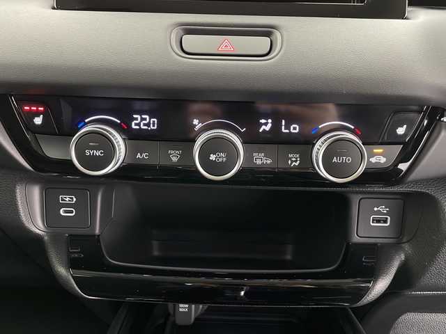 ホンダ ヴェゼル ハイブリッド e:HEV Z 長野県 2025(令7)年 0.1千km プラチナホワイトパール 4WD/ワンオーナー/HONDA SENSING/・路外逸脱抑制機能/・ブラインドスポットインフォメーション/・踏み間違い衝突軽減システム/・衝突軽減ブレーキ/・標識認識機能/・コーナーセンサー/W+サイドエアバッグ/カーテンエアバッグ/プッシュスタート/アイドリングストップ/追従機能付きクルコン/USB入力端子/電子パーキングブレーキ/オートホールド/ハーフレザーシート/D+N席シートヒーター/ドアミラーヒーター/フロントガラスヒーター/ステアリングヒーター/ステアリングスイッチ/パドルシフト/走行モード切替（ECON/NORMAL/SPORT）/ライト付きバニティミラー/LEDヘッドライト/オートライト/オートマチックハイビーム/純正18インチアルミホイール/保証書/取扱説明書/スペアキー×1