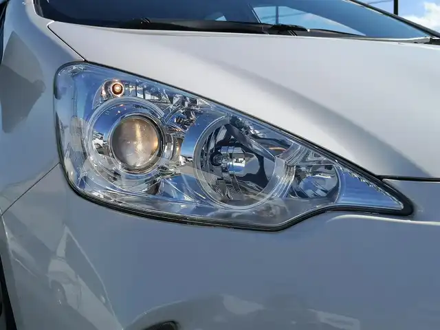 トヨタ アクア 茨城県 2013(平25)年 3.4万km ライムホワイトパールクリスタルシャイン 純正ナビゲーション/ワンセグＴＶ（走行中視聴可能）/ＣＤ/ＳＤ/Ｂｌｕｅｔｏｏｔｈ/ＥＴＣ/ドラレコ/バックカメラ/リモコンキー/ＥＶモード/車両接近通報装置/純正フロアマット/オートエアコン/ダブルエアバッグ