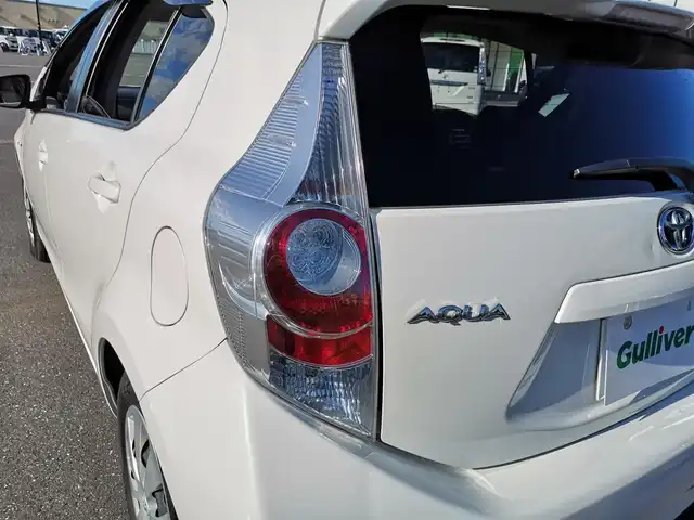トヨタ アクア 茨城県 2013(平25)年 3.4万km ライムホワイトパールクリスタルシャイン 純正ナビゲーション/ワンセグＴＶ（走行中視聴可能）/ＣＤ/ＳＤ/Ｂｌｕｅｔｏｏｔｈ/ＥＴＣ/ドラレコ/バックカメラ/リモコンキー/ＥＶモード/車両接近通報装置/純正フロアマット/オートエアコン/ダブルエアバッグ