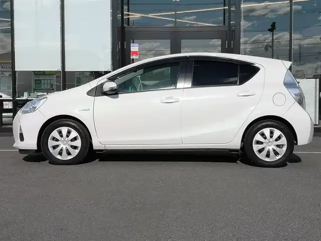 トヨタ アクア 茨城県 2013(平25)年 3.4万km ライムホワイトパールクリスタルシャイン 純正ナビゲーション/ワンセグＴＶ（走行中視聴可能）/ＣＤ/ＳＤ/Ｂｌｕｅｔｏｏｔｈ/ＥＴＣ/ドラレコ/バックカメラ/リモコンキー/ＥＶモード/車両接近通報装置/純正フロアマット/オートエアコン/ダブルエアバッグ