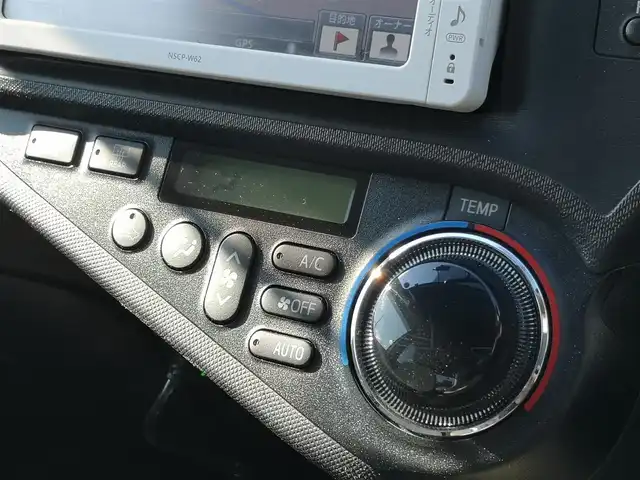 トヨタ アクア 茨城県 2013(平25)年 3.4万km ライムホワイトパールクリスタルシャイン 純正ナビゲーション/ワンセグＴＶ（走行中視聴可能）/ＣＤ/ＳＤ/Ｂｌｕｅｔｏｏｔｈ/ＥＴＣ/ドラレコ/バックカメラ/リモコンキー/ＥＶモード/車両接近通報装置/純正フロアマット/オートエアコン/ダブルエアバッグ