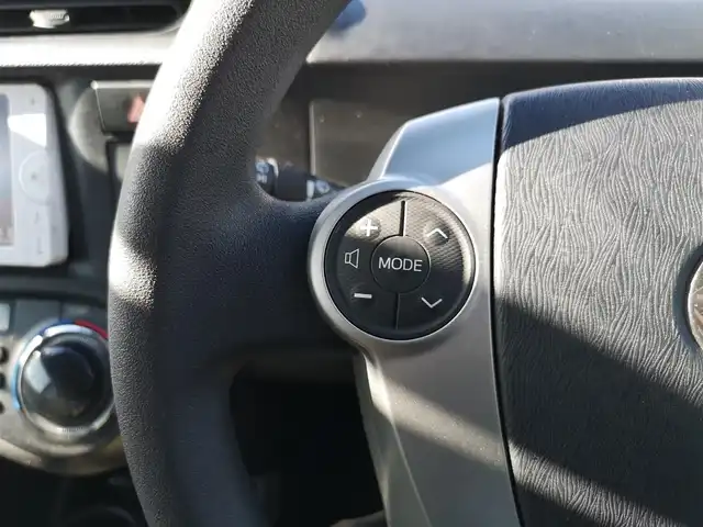 トヨタ アクア 茨城県 2013(平25)年 3.4万km ライムホワイトパールクリスタルシャイン 純正ナビゲーション/ワンセグＴＶ（走行中視聴可能）/ＣＤ/ＳＤ/Ｂｌｕｅｔｏｏｔｈ/ＥＴＣ/ドラレコ/バックカメラ/リモコンキー/ＥＶモード/車両接近通報装置/純正フロアマット/オートエアコン/ダブルエアバッグ