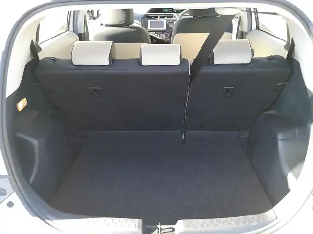 トヨタ アクア 茨城県 2013(平25)年 3.4万km ライムホワイトパールクリスタルシャイン 純正ナビゲーション/ワンセグＴＶ（走行中視聴可能）/ＣＤ/ＳＤ/Ｂｌｕｅｔｏｏｔｈ/ＥＴＣ/ドラレコ/バックカメラ/リモコンキー/ＥＶモード/車両接近通報装置/純正フロアマット/オートエアコン/ダブルエアバッグ