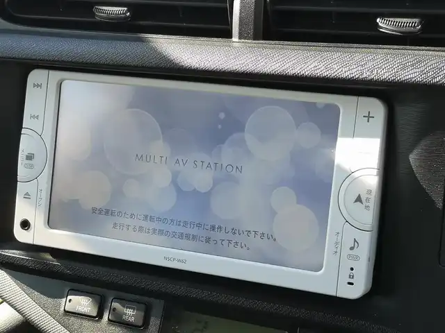 トヨタ アクア 茨城県 2013(平25)年 3.4万km ライムホワイトパールクリスタルシャイン 純正ナビゲーション/ワンセグＴＶ（走行中視聴可能）/ＣＤ/ＳＤ/Ｂｌｕｅｔｏｏｔｈ/ＥＴＣ/ドラレコ/バックカメラ/リモコンキー/ＥＶモード/車両接近通報装置/純正フロアマット/オートエアコン/ダブルエアバッグ