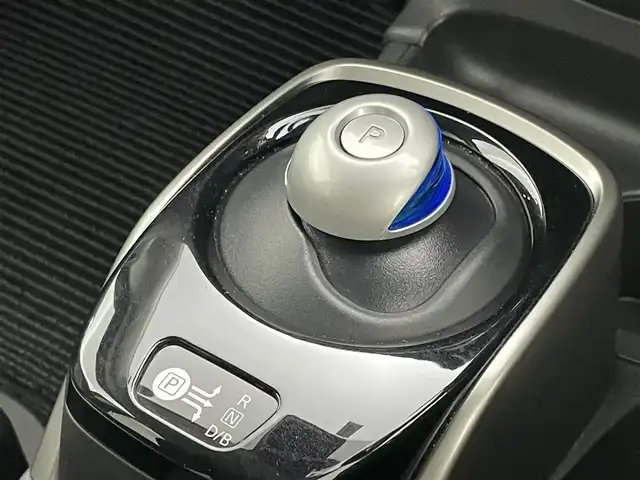 日産 ノート e－パワー X Vセレクション 岡山県 2020(令2)年 5.1万km ダークメタルグレー 社外ナビ/・FM/AM/Bluetooth/CD/DVD/インテリジェントアラウンドビューモニター/インテリジェントルームミラー/安全機能/・インテリジェントエマージェンシーブレーキ/・踏み間違い防止アシスト/・車線逸脱警告/・コーナーセンサー/・ハイビームアシスト/ETC/LEDヘッドライト/純正アルミホイール/フロアマット