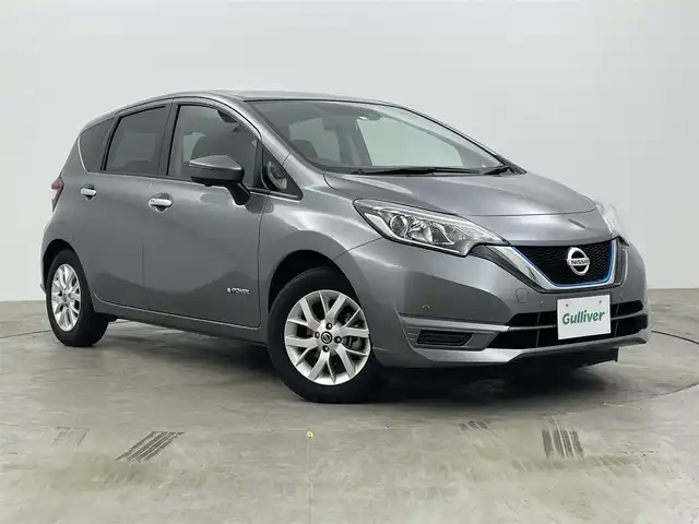 日産 ノート e－パワー X Vセレクション 岡山県 2020(令2)年 5.1万km ダークメタルグレー 社外ナビ/・FM/AM/Bluetooth/CD/DVD/インテリジェントアラウンドビューモニター/インテリジェントルームミラー/安全機能/・インテリジェントエマージェンシーブレーキ/・踏み間違い防止アシスト/・車線逸脱警告/・コーナーセンサー/・ハイビームアシスト/ETC/LEDヘッドライト/純正アルミホイール/フロアマット