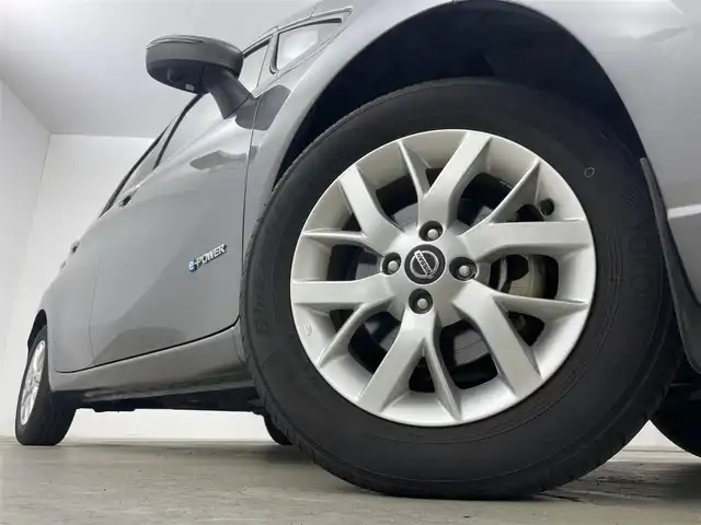 日産 ノート e－パワー X Vセレクション 岡山県 2020(令2)年 5.1万km ダークメタルグレー 社外ナビ/・FM/AM/Bluetooth/CD/DVD/インテリジェントアラウンドビューモニター/インテリジェントルームミラー/安全機能/・インテリジェントエマージェンシーブレーキ/・踏み間違い防止アシスト/・車線逸脱警告/・コーナーセンサー/・ハイビームアシスト/ETC/LEDヘッドライト/純正アルミホイール/フロアマット