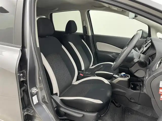 日産 ノート e－パワー X Vセレクション 岡山県 2020(令2)年 5.1万km ダークメタルグレー 社外ナビ/・FM/AM/Bluetooth/CD/DVD/インテリジェントアラウンドビューモニター/インテリジェントルームミラー/安全機能/・インテリジェントエマージェンシーブレーキ/・踏み間違い防止アシスト/・車線逸脱警告/・コーナーセンサー/・ハイビームアシスト/ETC/LEDヘッドライト/純正アルミホイール/フロアマット