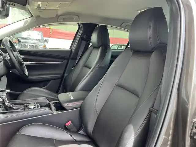 マツダ マツダ３セダン 高知県 2019(令1)年 5.3万km チタニウムフラッシュマイカ 純正ナビ/全方位カメラ/アイドリングストップ/クルーズコントロール/ETC/ドライブレコーダー/ターボ/オートエアコン/Bluetooth接続/運転席パワーシート/純正18インチアルミホイール/横滑り防止装置/コーナーセンサー/盗難防止装置/LEDオートライト/オートマチックハイビーム/運転席＋助手席＋サイドエアバッグ/パーキングセンサー