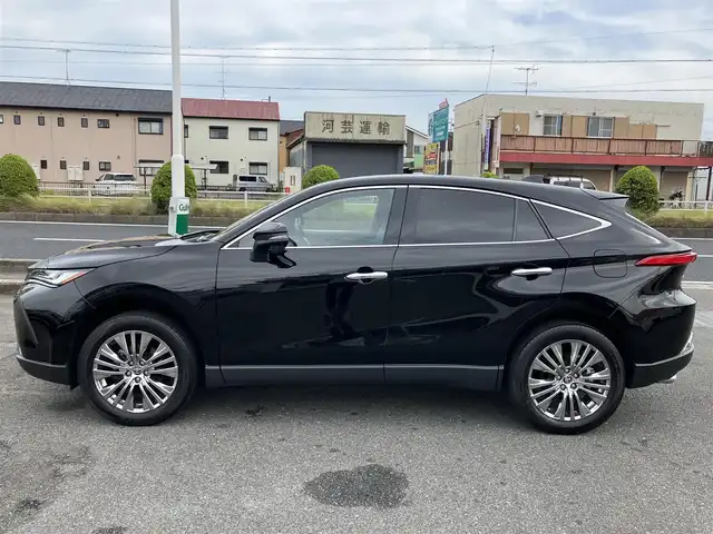 トヨタ ハリアー Z 三重県 2023(令5)年 1.9万km ブラック 登録時走行距離18550km/ワンオーナー  /JBLサウンド/♪トヨタセーフティセンス/ ・PCS（プリクラッシュセーフティ）/ ・LTA（レーントレーシングアシスト）/ ・RSA（ロードサインアシスト）/ ・レーダークルーズコントロール（全車速追従機能付き）/ ・BSM（ブラインドスポットモニター）/ ・クリアランスソナー/ ・PKSB（パーキングサポートブレーキ）/ ・ドライブモードセレクトスイッチ/ ・RCTA（リヤクロストラフィックアラート）/♪純正メーカーナビ/　・Bluetooth・フルセグTV/　・AppleCarPlay・AndroidAuto/　・USB-C・ MiraCast/純正デジタルインナーミラー(前後録画機能付き)/パワーバックドア/バックガイドカメラ/ヘッドアップディスプレイ/スマートキーx２/プッシュスタート/LEDヘッドライト/LEDフォグライト /オートライト/オートマチックハイビーム/ハーフレザーシート/D席パワーシート/ビルトインETC2.0/革巻きステアリング/ステアリングスイッチ/電子パーキングスイッチ/オートブレーキホールド/オートリトラクタブルミラー/ウィンカーミラー/フロアマット/横滑り防止機能/サイド/カーテン/ニーエアバック