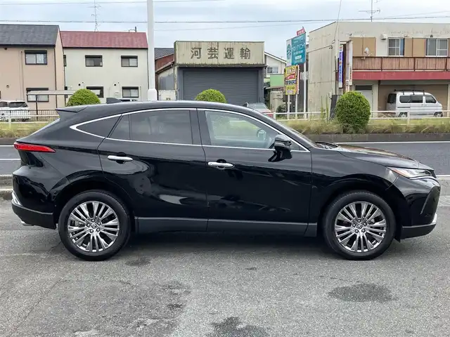 トヨタ ハリアー Z 三重県 2023(令5)年 1.9万km ブラック 登録時走行距離18550km/ワンオーナー  /JBLサウンド/♪トヨタセーフティセンス/ ・PCS（プリクラッシュセーフティ）/ ・LTA（レーントレーシングアシスト）/ ・RSA（ロードサインアシスト）/ ・レーダークルーズコントロール（全車速追従機能付き）/ ・BSM（ブラインドスポットモニター）/ ・クリアランスソナー/ ・PKSB（パーキングサポートブレーキ）/ ・ドライブモードセレクトスイッチ/ ・RCTA（リヤクロストラフィックアラート）/♪純正メーカーナビ/　・Bluetooth・フルセグTV/　・AppleCarPlay・AndroidAuto/　・USB-C・ MiraCast/純正デジタルインナーミラー(前後録画機能付き)/パワーバックドア/バックガイドカメラ/ヘッドアップディスプレイ/スマートキーx２/プッシュスタート/LEDヘッドライト/LEDフォグライト /オートライト/オートマチックハイビーム/ハーフレザーシート/D席パワーシート/ビルトインETC2.0/革巻きステアリング/ステアリングスイッチ/電子パーキングスイッチ/オートブレーキホールド/オートリトラクタブルミラー/ウィンカーミラー/フロアマット/横滑り防止機能/サイド/カーテン/ニーエアバック