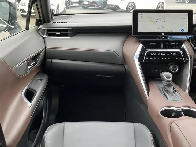 トヨタ ハリアー Z 三重県 2023(令5)年 1.9万km ブラック 登録時走行距離18550km/ワンオーナー  /JBLサウンド/♪トヨタセーフティセンス/ ・PCS（プリクラッシュセーフティ）/ ・LTA（レーントレーシングアシスト）/ ・RSA（ロードサインアシスト）/ ・レーダークルーズコントロール（全車速追従機能付き）/ ・BSM（ブラインドスポットモニター）/ ・クリアランスソナー/ ・PKSB（パーキングサポートブレーキ）/ ・ドライブモードセレクトスイッチ/ ・RCTA（リヤクロストラフィックアラート）/♪純正メーカーナビ/　・Bluetooth・フルセグTV/　・AppleCarPlay・AndroidAuto/　・USB-C・ MiraCast/純正デジタルインナーミラー(前後録画機能付き)/パワーバックドア/バックガイドカメラ/ヘッドアップディスプレイ/スマートキーx２/プッシュスタート/LEDヘッドライト/LEDフォグライト /オートライト/オートマチックハイビーム/ハーフレザーシート/D席パワーシート/ビルトインETC2.0/革巻きステアリング/ステアリングスイッチ/電子パーキングスイッチ/オートブレーキホールド/オートリトラクタブルミラー/ウィンカーミラー/フロアマット/横滑り防止機能/サイド/カーテン/ニーエアバック