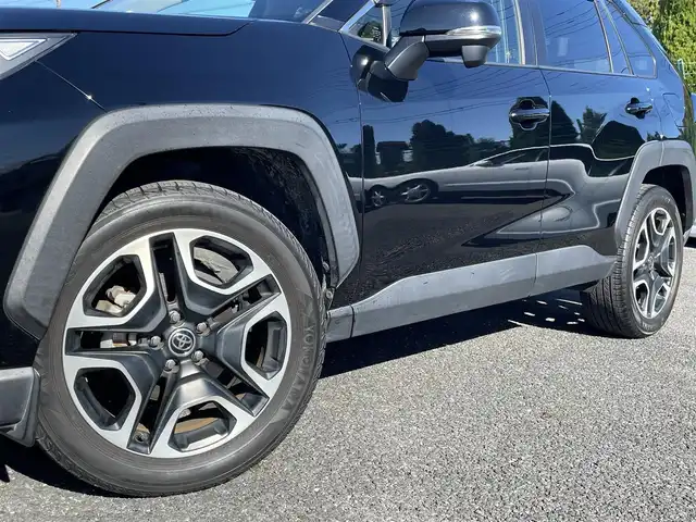 トヨタ ＲＡＶ４ アドベンチャー 千葉県 2020(令2)年 4.5万km アティチュードブラックマイカ 純正メモリナビ/・CD/・DVD/・フルセグＴＶ/・Bluetooth/・USB/・AM/・FM/主要装備/・サンルーフ/・TRDフロントガーニッシュ/・TRDバックドアロアガーニッシュ/・衝突軽減/・レーンキープ/・追従クルコン/・コーナーセンサー前後/・バックカメラ/・ETC/・ドラレコ前後/・パワーシートD席/・レザーシート/・LEDヘッドライト/・オートハイビーム/・フォグランプ/・純正フロアマット/・純正アルミホイール