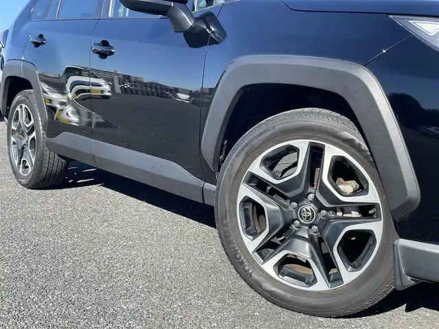 トヨタ ＲＡＶ４ アドベンチャー 千葉県 2020(令2)年 4.5万km アティチュードブラックマイカ 純正メモリナビ/・CD/・DVD/・フルセグＴＶ/・Bluetooth/・USB/・AM/・FM/主要装備/・サンルーフ/・TRDフロントガーニッシュ/・TRDバックドアロアガーニッシュ/・衝突軽減/・レーンキープ/・追従クルコン/・コーナーセンサー前後/・バックカメラ/・ETC/・ドラレコ前後/・パワーシートD席/・レザーシート/・LEDヘッドライト/・オートハイビーム/・フォグランプ/・純正フロアマット/・純正アルミホイール