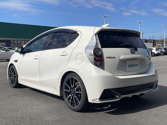 トヨタ アクア G G’s 新潟県 2014(平26)年 9.8万km ライムホワイトパールクリスタルシャイン ＊SDナビ/＊シートヒーター/＊Gs17インチホイール/＊横滑り防止装置/＊盗難防止装置/＊Autoライト/＊社外LEDライト/＊電動格納ミラー/＊光軸レベライザー/＊パワーステアリング/＊パワーウインドウ/＊純正フロアマット/＊純正ドアバイザー