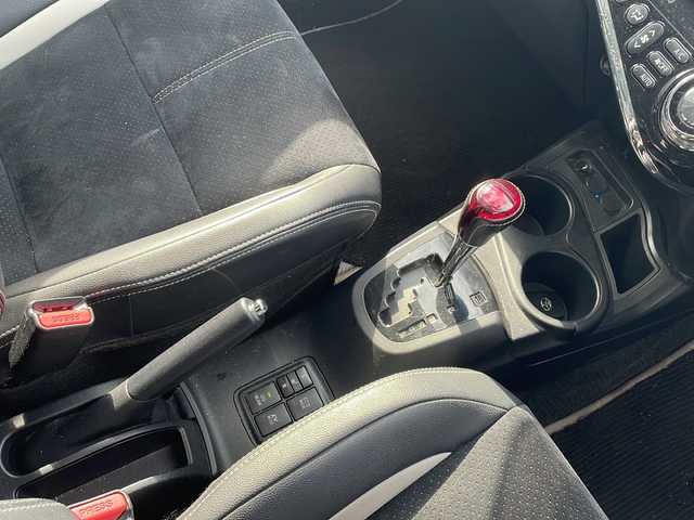 トヨタ アクア G G’s 新潟県 2014(平26)年 9.8万km ライムホワイトパールクリスタルシャイン ＊SDナビ/＊シートヒーター/＊Gs17インチホイール/＊横滑り防止装置/＊盗難防止装置/＊Autoライト/＊社外LEDライト/＊電動格納ミラー/＊光軸レベライザー/＊パワーステアリング/＊パワーウインドウ/＊純正フロアマット/＊純正ドアバイザー