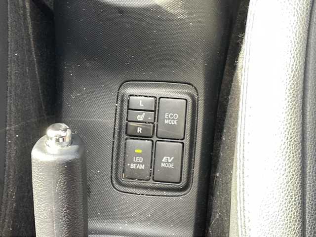 トヨタ アクア G G’s 新潟県 2014(平26)年 9.8万km ライムホワイトパールクリスタルシャイン ＊SDナビ/＊シートヒーター/＊Gs17インチホイール/＊横滑り防止装置/＊盗難防止装置/＊Autoライト/＊社外LEDライト/＊電動格納ミラー/＊光軸レベライザー/＊パワーステアリング/＊パワーウインドウ/＊純正フロアマット/＊純正ドアバイザー