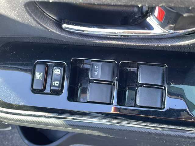 トヨタ アクア G G’s 新潟県 2014(平26)年 9.8万km ライムホワイトパールクリスタルシャイン ＊SDナビ/＊シートヒーター/＊Gs17インチホイール/＊横滑り防止装置/＊盗難防止装置/＊Autoライト/＊社外LEDライト/＊電動格納ミラー/＊光軸レベライザー/＊パワーステアリング/＊パワーウインドウ/＊純正フロアマット/＊純正ドアバイザー