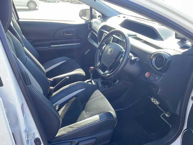 トヨタ アクア G G’s 新潟県 2014(平26)年 9.8万km ライムホワイトパールクリスタルシャイン ＊SDナビ/＊シートヒーター/＊Gs17インチホイール/＊横滑り防止装置/＊盗難防止装置/＊Autoライト/＊社外LEDライト/＊電動格納ミラー/＊光軸レベライザー/＊パワーステアリング/＊パワーウインドウ/＊純正フロアマット/＊純正ドアバイザー