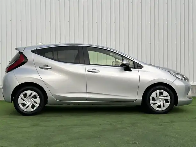 トヨタ アクア G 香川県 2022(令4)年 3.3万km シルバーM トヨタセーフティ/・プリクラッシュセーフティ/・レーントレーシングアシスト/・レーダークルーズコントロール/・レーンディバーチャーアラート/・オートマチックハイビーム/・先行車発進告知機能/純正７インチメモリナビ/・Bluetooth/バックカメラ/クリアランスソナー/100V充電/LEDヘッド/AAC/ドライブレコーダー/ビルトインETC/盗難防止装置/スマートキー/純正フロアマット/オートライト