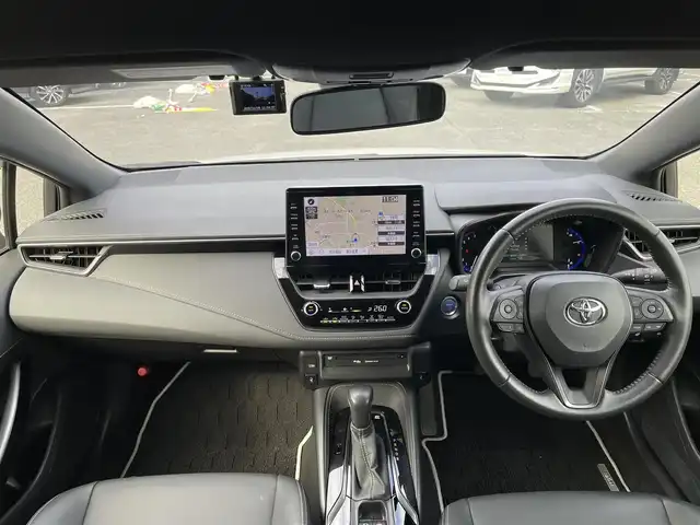 トヨタ カローラツーリング ハイブリッド ダブルバイビー 千葉県 2021(令3)年 2.3万km プラチナホワイトパールマイカ ワンオーナー/トヨタセーフティーセンス/・プリクラッシュセーフティー/・レーンキープアシスト/・パーキングサポートブレーキ/・ロードサインアシスト/・オートマチックハイビーム/・アダプティブクルーズコントロール/純正ディスプレイオーディオ/・ナビ/DVD/Bluetooth/フルセグ/バックカメラ/ハーフレザーシート/前席シートヒーター/スマートキー/前後コーナーセンサー/純正17インチアルミホイール/純正LEDヘッドライト/フォグランプ/ビルトインETC2.0/社外前後ドライブレコーダー【DC-DR652】/ヘッドライトレベライザー/ドアバイザー/本革巻きステアリング/サイド＆カーテンエアバッグ/新車時保証書＆取扱説明書