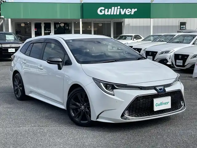 トヨタ カローラツーリング ハイブリッド ダブルバイビー 千葉県 2021(令3)年 2.3万km プラチナホワイトパールマイカ ワンオーナー/トヨタセーフティーセンス/・プリクラッシュセーフティー/・レーンキープアシスト/・パーキングサポートブレーキ/・ロードサインアシスト/・オートマチックハイビーム/・アダプティブクルーズコントロール/純正ディスプレイオーディオ/・ナビ/DVD/Bluetooth/フルセグ/バックカメラ/ハーフレザーシート/前席シートヒーター/スマートキー/前後コーナーセンサー/純正17インチアルミホイール/純正LEDヘッドライト/フォグランプ/ビルトインETC2.0/社外前後ドライブレコーダー【DC-DR652】/ヘッドライトレベライザー/ドアバイザー/本革巻きステアリング/サイド＆カーテンエアバッグ/新車時保証書＆取扱説明書