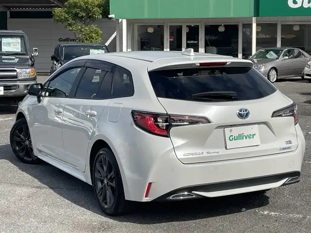 トヨタ カローラツーリング ハイブリッド ダブルバイビー 千葉県 2021(令3)年 2.3万km プラチナホワイトパールマイカ ワンオーナー/トヨタセーフティーセンス/・プリクラッシュセーフティー/・レーンキープアシスト/・パーキングサポートブレーキ/・ロードサインアシスト/・オートマチックハイビーム/・アダプティブクルーズコントロール/純正ディスプレイオーディオ/・ナビ/DVD/Bluetooth/フルセグ/バックカメラ/ハーフレザーシート/前席シートヒーター/スマートキー/前後コーナーセンサー/純正17インチアルミホイール/純正LEDヘッドライト/フォグランプ/ビルトインETC2.0/社外前後ドライブレコーダー【DC-DR652】/ヘッドライトレベライザー/ドアバイザー/本革巻きステアリング/サイド＆カーテンエアバッグ/新車時保証書＆取扱説明書