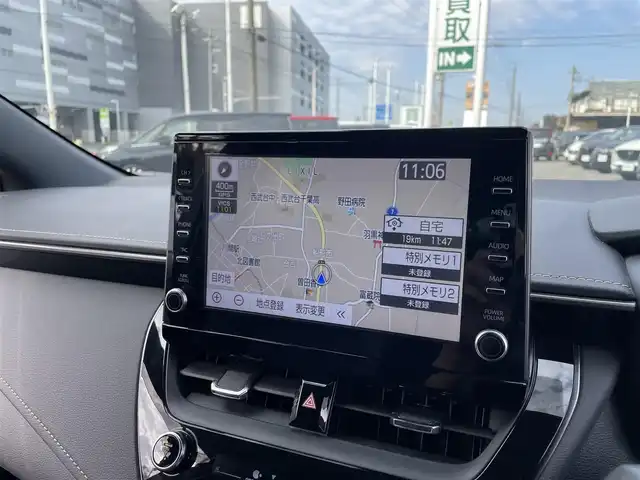 トヨタ カローラツーリング ハイブリッド ダブルバイビー 千葉県 2021(令3)年 2.3万km プラチナホワイトパールマイカ ワンオーナー/トヨタセーフティーセンス/・プリクラッシュセーフティー/・レーンキープアシスト/・パーキングサポートブレーキ/・ロードサインアシスト/・オートマチックハイビーム/・アダプティブクルーズコントロール/純正ディスプレイオーディオ/・ナビ/DVD/Bluetooth/フルセグ/バックカメラ/ハーフレザーシート/前席シートヒーター/スマートキー/前後コーナーセンサー/純正17インチアルミホイール/純正LEDヘッドライト/フォグランプ/ビルトインETC2.0/社外前後ドライブレコーダー【DC-DR652】/ヘッドライトレベライザー/ドアバイザー/本革巻きステアリング/サイド＆カーテンエアバッグ/新車時保証書＆取扱説明書