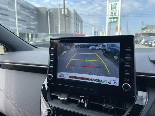 トヨタ カローラツーリング ハイブリッド ダブルバイビー 千葉県 2021(令3)年 2.3万km プラチナホワイトパールマイカ ワンオーナー/トヨタセーフティーセンス/・プリクラッシュセーフティー/・レーンキープアシスト/・パーキングサポートブレーキ/・ロードサインアシスト/・オートマチックハイビーム/・アダプティブクルーズコントロール/純正ディスプレイオーディオ/・ナビ/DVD/Bluetooth/フルセグ/バックカメラ/ハーフレザーシート/前席シートヒーター/スマートキー/前後コーナーセンサー/純正17インチアルミホイール/純正LEDヘッドライト/フォグランプ/ビルトインETC2.0/社外前後ドライブレコーダー【DC-DR652】/ヘッドライトレベライザー/ドアバイザー/本革巻きステアリング/サイド＆カーテンエアバッグ/新車時保証書＆取扱説明書