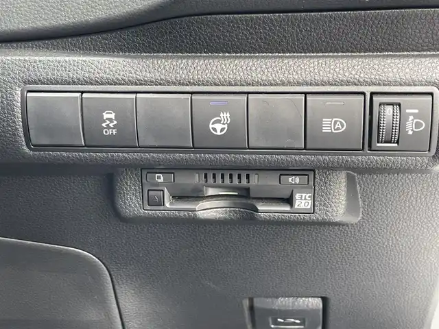 トヨタ カローラツーリング ハイブリッド ダブルバイビー 千葉県 2021(令3)年 2.3万km プラチナホワイトパールマイカ ワンオーナー/トヨタセーフティーセンス/・プリクラッシュセーフティー/・レーンキープアシスト/・パーキングサポートブレーキ/・ロードサインアシスト/・オートマチックハイビーム/・アダプティブクルーズコントロール/純正ディスプレイオーディオ/・ナビ/DVD/Bluetooth/フルセグ/バックカメラ/ハーフレザーシート/前席シートヒーター/スマートキー/前後コーナーセンサー/純正17インチアルミホイール/純正LEDヘッドライト/フォグランプ/ビルトインETC2.0/社外前後ドライブレコーダー【DC-DR652】/ヘッドライトレベライザー/ドアバイザー/本革巻きステアリング/サイド＆カーテンエアバッグ/新車時保証書＆取扱説明書