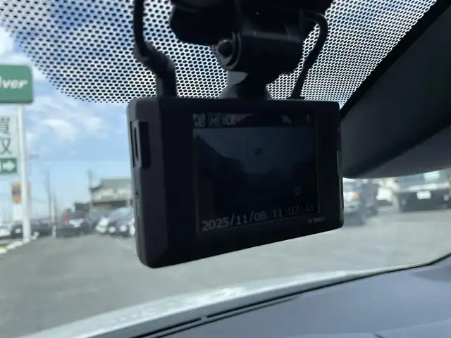 トヨタ カローラツーリング ハイブリッド ダブルバイビー 千葉県 2021(令3)年 2.3万km プラチナホワイトパールマイカ ワンオーナー/トヨタセーフティーセンス/・プリクラッシュセーフティー/・レーンキープアシスト/・パーキングサポートブレーキ/・ロードサインアシスト/・オートマチックハイビーム/・アダプティブクルーズコントロール/純正ディスプレイオーディオ/・ナビ/DVD/Bluetooth/フルセグ/バックカメラ/ハーフレザーシート/前席シートヒーター/スマートキー/前後コーナーセンサー/純正17インチアルミホイール/純正LEDヘッドライト/フォグランプ/ビルトインETC2.0/社外前後ドライブレコーダー【DC-DR652】/ヘッドライトレベライザー/ドアバイザー/本革巻きステアリング/サイド＆カーテンエアバッグ/新車時保証書＆取扱説明書