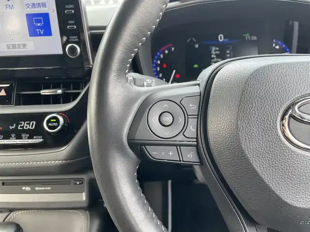 トヨタ カローラツーリング ハイブリッド ダブルバイビー 千葉県 2021(令3)年 2.3万km プラチナホワイトパールマイカ ワンオーナー/トヨタセーフティーセンス/・プリクラッシュセーフティー/・レーンキープアシスト/・パーキングサポートブレーキ/・ロードサインアシスト/・オートマチックハイビーム/・アダプティブクルーズコントロール/純正ディスプレイオーディオ/・ナビ/DVD/Bluetooth/フルセグ/バックカメラ/ハーフレザーシート/前席シートヒーター/スマートキー/前後コーナーセンサー/純正17インチアルミホイール/純正LEDヘッドライト/フォグランプ/ビルトインETC2.0/社外前後ドライブレコーダー【DC-DR652】/ヘッドライトレベライザー/ドアバイザー/本革巻きステアリング/サイド＆カーテンエアバッグ/新車時保証書＆取扱説明書