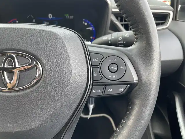 トヨタ カローラツーリング ハイブリッド ダブルバイビー 千葉県 2021(令3)年 2.3万km プラチナホワイトパールマイカ ワンオーナー/トヨタセーフティーセンス/・プリクラッシュセーフティー/・レーンキープアシスト/・パーキングサポートブレーキ/・ロードサインアシスト/・オートマチックハイビーム/・アダプティブクルーズコントロール/純正ディスプレイオーディオ/・ナビ/DVD/Bluetooth/フルセグ/バックカメラ/ハーフレザーシート/前席シートヒーター/スマートキー/前後コーナーセンサー/純正17インチアルミホイール/純正LEDヘッドライト/フォグランプ/ビルトインETC2.0/社外前後ドライブレコーダー【DC-DR652】/ヘッドライトレベライザー/ドアバイザー/本革巻きステアリング/サイド＆カーテンエアバッグ/新車時保証書＆取扱説明書