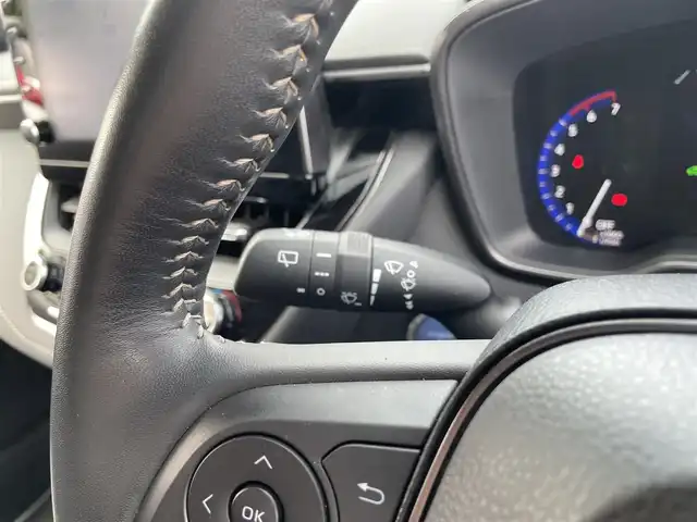 トヨタ カローラツーリング ハイブリッド ダブルバイビー 千葉県 2021(令3)年 2.3万km プラチナホワイトパールマイカ ワンオーナー/トヨタセーフティーセンス/・プリクラッシュセーフティー/・レーンキープアシスト/・パーキングサポートブレーキ/・ロードサインアシスト/・オートマチックハイビーム/・アダプティブクルーズコントロール/純正ディスプレイオーディオ/・ナビ/DVD/Bluetooth/フルセグ/バックカメラ/ハーフレザーシート/前席シートヒーター/スマートキー/前後コーナーセンサー/純正17インチアルミホイール/純正LEDヘッドライト/フォグランプ/ビルトインETC2.0/社外前後ドライブレコーダー【DC-DR652】/ヘッドライトレベライザー/ドアバイザー/本革巻きステアリング/サイド＆カーテンエアバッグ/新車時保証書＆取扱説明書