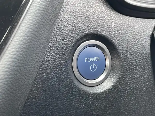 トヨタ カローラツーリング ハイブリッド ダブルバイビー 千葉県 2021(令3)年 2.3万km プラチナホワイトパールマイカ ワンオーナー/トヨタセーフティーセンス/・プリクラッシュセーフティー/・レーンキープアシスト/・パーキングサポートブレーキ/・ロードサインアシスト/・オートマチックハイビーム/・アダプティブクルーズコントロール/純正ディスプレイオーディオ/・ナビ/DVD/Bluetooth/フルセグ/バックカメラ/ハーフレザーシート/前席シートヒーター/スマートキー/前後コーナーセンサー/純正17インチアルミホイール/純正LEDヘッドライト/フォグランプ/ビルトインETC2.0/社外前後ドライブレコーダー【DC-DR652】/ヘッドライトレベライザー/ドアバイザー/本革巻きステアリング/サイド＆カーテンエアバッグ/新車時保証書＆取扱説明書