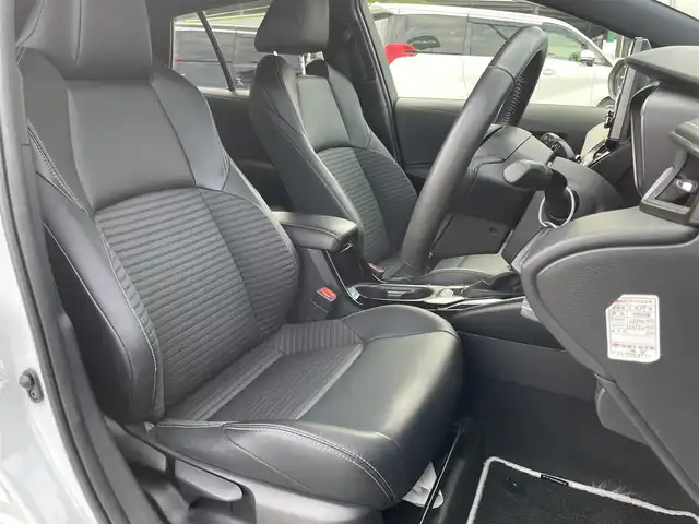 トヨタ カローラツーリング ハイブリッド ダブルバイビー 千葉県 2021(令3)年 2.3万km プラチナホワイトパールマイカ ワンオーナー/トヨタセーフティーセンス/・プリクラッシュセーフティー/・レーンキープアシスト/・パーキングサポートブレーキ/・ロードサインアシスト/・オートマチックハイビーム/・アダプティブクルーズコントロール/純正ディスプレイオーディオ/・ナビ/DVD/Bluetooth/フルセグ/バックカメラ/ハーフレザーシート/前席シートヒーター/スマートキー/前後コーナーセンサー/純正17インチアルミホイール/純正LEDヘッドライト/フォグランプ/ビルトインETC2.0/社外前後ドライブレコーダー【DC-DR652】/ヘッドライトレベライザー/ドアバイザー/本革巻きステアリング/サイド＆カーテンエアバッグ/新車時保証書＆取扱説明書