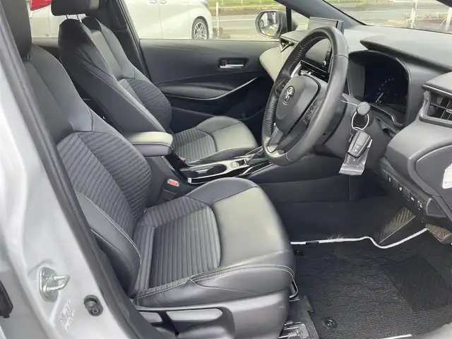 トヨタ カローラツーリング ハイブリッド ダブルバイビー 千葉県 2021(令3)年 2.3万km プラチナホワイトパールマイカ ワンオーナー/トヨタセーフティーセンス/・プリクラッシュセーフティー/・レーンキープアシスト/・パーキングサポートブレーキ/・ロードサインアシスト/・オートマチックハイビーム/・アダプティブクルーズコントロール/純正ディスプレイオーディオ/・ナビ/DVD/Bluetooth/フルセグ/バックカメラ/ハーフレザーシート/前席シートヒーター/スマートキー/前後コーナーセンサー/純正17インチアルミホイール/純正LEDヘッドライト/フォグランプ/ビルトインETC2.0/社外前後ドライブレコーダー【DC-DR652】/ヘッドライトレベライザー/ドアバイザー/本革巻きステアリング/サイド＆カーテンエアバッグ/新車時保証書＆取扱説明書