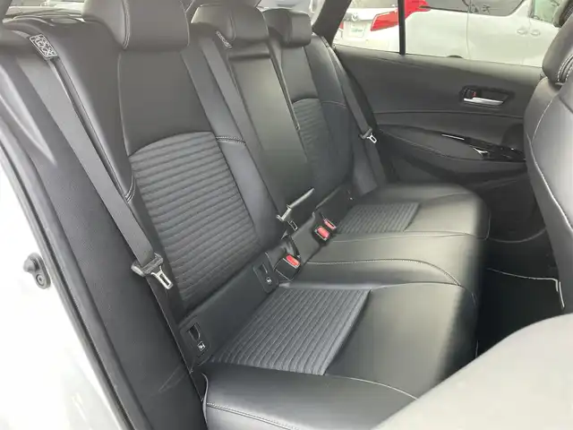 トヨタ カローラツーリング ハイブリッド ダブルバイビー 千葉県 2021(令3)年 2.3万km プラチナホワイトパールマイカ ワンオーナー/トヨタセーフティーセンス/・プリクラッシュセーフティー/・レーンキープアシスト/・パーキングサポートブレーキ/・ロードサインアシスト/・オートマチックハイビーム/・アダプティブクルーズコントロール/純正ディスプレイオーディオ/・ナビ/DVD/Bluetooth/フルセグ/バックカメラ/ハーフレザーシート/前席シートヒーター/スマートキー/前後コーナーセンサー/純正17インチアルミホイール/純正LEDヘッドライト/フォグランプ/ビルトインETC2.0/社外前後ドライブレコーダー【DC-DR652】/ヘッドライトレベライザー/ドアバイザー/本革巻きステアリング/サイド＆カーテンエアバッグ/新車時保証書＆取扱説明書