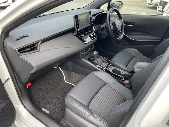 トヨタ カローラツーリング ハイブリッド ダブルバイビー 千葉県 2021(令3)年 2.3万km プラチナホワイトパールマイカ ワンオーナー/トヨタセーフティーセンス/・プリクラッシュセーフティー/・レーンキープアシスト/・パーキングサポートブレーキ/・ロードサインアシスト/・オートマチックハイビーム/・アダプティブクルーズコントロール/純正ディスプレイオーディオ/・ナビ/DVD/Bluetooth/フルセグ/バックカメラ/ハーフレザーシート/前席シートヒーター/スマートキー/前後コーナーセンサー/純正17インチアルミホイール/純正LEDヘッドライト/フォグランプ/ビルトインETC2.0/社外前後ドライブレコーダー【DC-DR652】/ヘッドライトレベライザー/ドアバイザー/本革巻きステアリング/サイド＆カーテンエアバッグ/新車時保証書＆取扱説明書