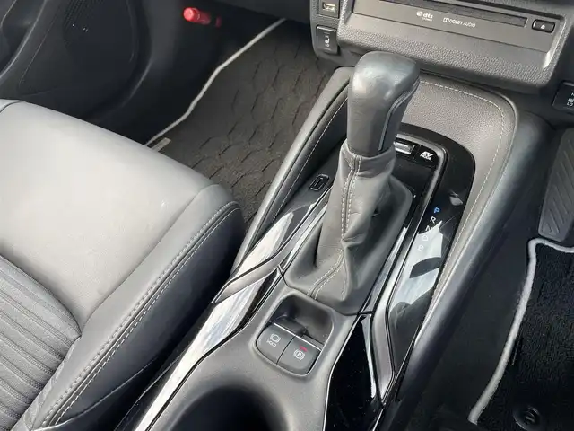 トヨタ カローラツーリング ハイブリッド ダブルバイビー 千葉県 2021(令3)年 2.3万km プラチナホワイトパールマイカ ワンオーナー/トヨタセーフティーセンス/・プリクラッシュセーフティー/・レーンキープアシスト/・パーキングサポートブレーキ/・ロードサインアシスト/・オートマチックハイビーム/・アダプティブクルーズコントロール/純正ディスプレイオーディオ/・ナビ/DVD/Bluetooth/フルセグ/バックカメラ/ハーフレザーシート/前席シートヒーター/スマートキー/前後コーナーセンサー/純正17インチアルミホイール/純正LEDヘッドライト/フォグランプ/ビルトインETC2.0/社外前後ドライブレコーダー【DC-DR652】/ヘッドライトレベライザー/ドアバイザー/本革巻きステアリング/サイド＆カーテンエアバッグ/新車時保証書＆取扱説明書