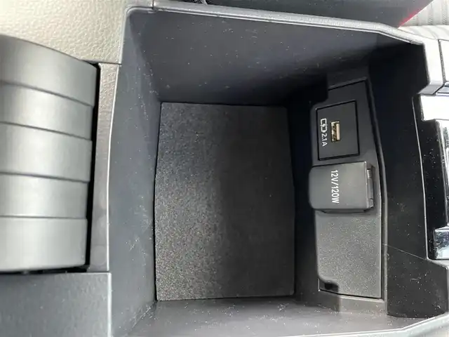 トヨタ カローラツーリング ハイブリッド ダブルバイビー 千葉県 2021(令3)年 2.3万km プラチナホワイトパールマイカ ワンオーナー/トヨタセーフティーセンス/・プリクラッシュセーフティー/・レーンキープアシスト/・パーキングサポートブレーキ/・ロードサインアシスト/・オートマチックハイビーム/・アダプティブクルーズコントロール/純正ディスプレイオーディオ/・ナビ/DVD/Bluetooth/フルセグ/バックカメラ/ハーフレザーシート/前席シートヒーター/スマートキー/前後コーナーセンサー/純正17インチアルミホイール/純正LEDヘッドライト/フォグランプ/ビルトインETC2.0/社外前後ドライブレコーダー【DC-DR652】/ヘッドライトレベライザー/ドアバイザー/本革巻きステアリング/サイド＆カーテンエアバッグ/新車時保証書＆取扱説明書