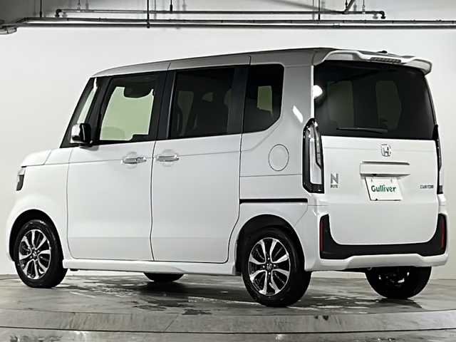 ホンダ Ｎ ＢＯＸ カスタム 広島県 2025(令7)年 0.1万km プラチナホワイトパール Honda SENSING/●衝突軽減ブレーキ（CMBS）/●先行車発進お知らせ機能/●歩行者事故低減ステアリング/●路外逸脱抑制機能/●標識認識機能/●渋滞追従機能付アダプティブクルーズコントロール（ACC）/●車線維持支援システム（LKAS）/●誤発進抑制機能/●後方誤発進抑制機能/●近距離衝突軽減ブレーキ/●急アクセル抑制機能/●パーキングセンサーシステム/●オートハイビーム/ダイレクトプロジェクション式フルLEDヘッドライト/シーケンシャルターンランプ/片側パワースライドドア/ナビ装着用スペシャルパッケージ/シートヒーター（D/N）/フロントシートアームレスト（運転席）/オートリトラミラー/スマートキー/プッシュスタート/ロールサンシェード/フルエアコン/W+サイド+カーテンエアバッグ/電子制御パーキングブレーキ/オートブレーキホールド機能/360°スーパーUV・IRカット パッケージ/エマージェンシーストップシグナル/トリコットシート（ブラック）/14インチアルミホイール（シャークグレー塗装＋切削）