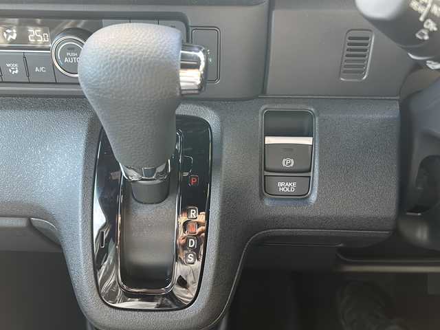 ホンダ Ｎ ＢＯＸ カスタム 広島県 2025(令7)年 0.1万km プラチナホワイトパール Honda SENSING/●衝突軽減ブレーキ（CMBS）/●先行車発進お知らせ機能/●歩行者事故低減ステアリング/●路外逸脱抑制機能/●標識認識機能/●渋滞追従機能付アダプティブクルーズコントロール（ACC）/●車線維持支援システム（LKAS）/●誤発進抑制機能/●後方誤発進抑制機能/●近距離衝突軽減ブレーキ/●急アクセル抑制機能/●パーキングセンサーシステム/●オートハイビーム/ダイレクトプロジェクション式フルLEDヘッドライト/シーケンシャルターンランプ/片側パワースライドドア/ナビ装着用スペシャルパッケージ/シートヒーター（D/N）/フロントシートアームレスト（運転席）/オートリトラミラー/スマートキー/プッシュスタート/ロールサンシェード/フルエアコン/W+サイド+カーテンエアバッグ/電子制御パーキングブレーキ/オートブレーキホールド機能/360°スーパーUV・IRカット パッケージ/エマージェンシーストップシグナル/トリコットシート（ブラック）/14インチアルミホイール（シャークグレー塗装＋切削）