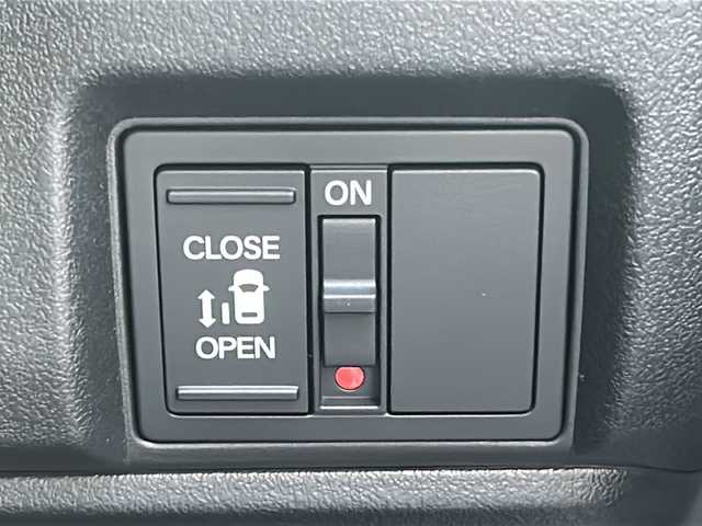 ホンダ Ｎ ＢＯＸ カスタム 広島県 2025(令7)年 0.1万km プラチナホワイトパール Honda SENSING/●衝突軽減ブレーキ（CMBS）/●先行車発進お知らせ機能/●歩行者事故低減ステアリング/●路外逸脱抑制機能/●標識認識機能/●渋滞追従機能付アダプティブクルーズコントロール（ACC）/●車線維持支援システム（LKAS）/●誤発進抑制機能/●後方誤発進抑制機能/●近距離衝突軽減ブレーキ/●急アクセル抑制機能/●パーキングセンサーシステム/●オートハイビーム/ダイレクトプロジェクション式フルLEDヘッドライト/シーケンシャルターンランプ/片側パワースライドドア/ナビ装着用スペシャルパッケージ/シートヒーター（D/N）/フロントシートアームレスト（運転席）/オートリトラミラー/スマートキー/プッシュスタート/ロールサンシェード/フルエアコン/W+サイド+カーテンエアバッグ/電子制御パーキングブレーキ/オートブレーキホールド機能/360°スーパーUV・IRカット パッケージ/エマージェンシーストップシグナル/トリコットシート（ブラック）/14インチアルミホイール（シャークグレー塗装＋切削）