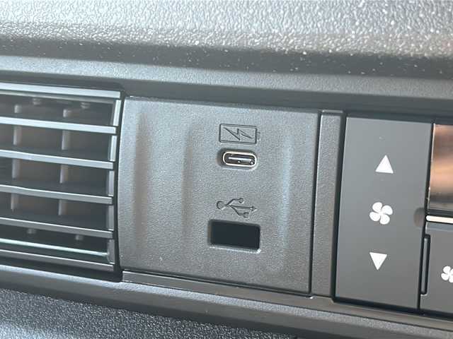 ホンダ Ｎ ＢＯＸ カスタム 広島県 2025(令7)年 0.1万km プラチナホワイトパール Honda SENSING/●衝突軽減ブレーキ（CMBS）/●先行車発進お知らせ機能/●歩行者事故低減ステアリング/●路外逸脱抑制機能/●標識認識機能/●渋滞追従機能付アダプティブクルーズコントロール（ACC）/●車線維持支援システム（LKAS）/●誤発進抑制機能/●後方誤発進抑制機能/●近距離衝突軽減ブレーキ/●急アクセル抑制機能/●パーキングセンサーシステム/●オートハイビーム/ダイレクトプロジェクション式フルLEDヘッドライト/シーケンシャルターンランプ/片側パワースライドドア/ナビ装着用スペシャルパッケージ/シートヒーター（D/N）/フロントシートアームレスト（運転席）/オートリトラミラー/スマートキー/プッシュスタート/ロールサンシェード/フルエアコン/W+サイド+カーテンエアバッグ/電子制御パーキングブレーキ/オートブレーキホールド機能/360°スーパーUV・IRカット パッケージ/エマージェンシーストップシグナル/トリコットシート（ブラック）/14インチアルミホイール（シャークグレー塗装＋切削）