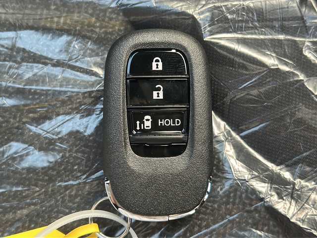 ホンダ Ｎ ＢＯＸ カスタム 広島県 2025(令7)年 0.1万km プラチナホワイトパール Honda SENSING/●衝突軽減ブレーキ（CMBS）/●先行車発進お知らせ機能/●歩行者事故低減ステアリング/●路外逸脱抑制機能/●標識認識機能/●渋滞追従機能付アダプティブクルーズコントロール（ACC）/●車線維持支援システム（LKAS）/●誤発進抑制機能/●後方誤発進抑制機能/●近距離衝突軽減ブレーキ/●急アクセル抑制機能/●パーキングセンサーシステム/●オートハイビーム/ダイレクトプロジェクション式フルLEDヘッドライト/シーケンシャルターンランプ/片側パワースライドドア/ナビ装着用スペシャルパッケージ/シートヒーター（D/N）/フロントシートアームレスト（運転席）/オートリトラミラー/スマートキー/プッシュスタート/ロールサンシェード/フルエアコン/W+サイド+カーテンエアバッグ/電子制御パーキングブレーキ/オートブレーキホールド機能/360°スーパーUV・IRカット パッケージ/エマージェンシーストップシグナル/トリコットシート（ブラック）/14インチアルミホイール（シャークグレー塗装＋切削）