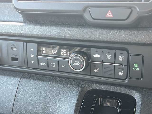 ホンダ Ｎ ＢＯＸ カスタム 広島県 2025(令7)年 0.1万km プラチナホワイトパール Honda SENSING/●衝突軽減ブレーキ（CMBS）/●先行車発進お知らせ機能/●歩行者事故低減ステアリング/●路外逸脱抑制機能/●標識認識機能/●渋滞追従機能付アダプティブクルーズコントロール（ACC）/●車線維持支援システム（LKAS）/●誤発進抑制機能/●後方誤発進抑制機能/●近距離衝突軽減ブレーキ/●急アクセル抑制機能/●パーキングセンサーシステム/●オートハイビーム/ダイレクトプロジェクション式フルLEDヘッドライト/シーケンシャルターンランプ/片側パワースライドドア/ナビ装着用スペシャルパッケージ/シートヒーター（D/N）/フロントシートアームレスト（運転席）/オートリトラミラー/スマートキー/プッシュスタート/ロールサンシェード/フルエアコン/W+サイド+カーテンエアバッグ/電子制御パーキングブレーキ/オートブレーキホールド機能/360°スーパーUV・IRカット パッケージ/エマージェンシーストップシグナル/トリコットシート（ブラック）/14インチアルミホイール（シャークグレー塗装＋切削）